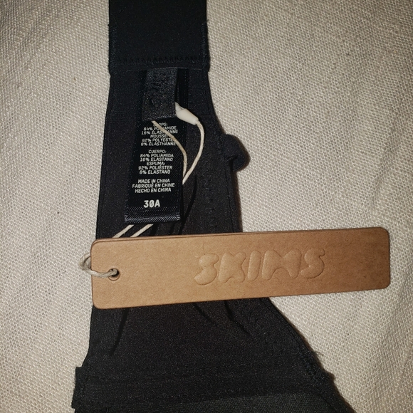 NWT SKIMS Wireless Bra 30A - Picture 4 of 4